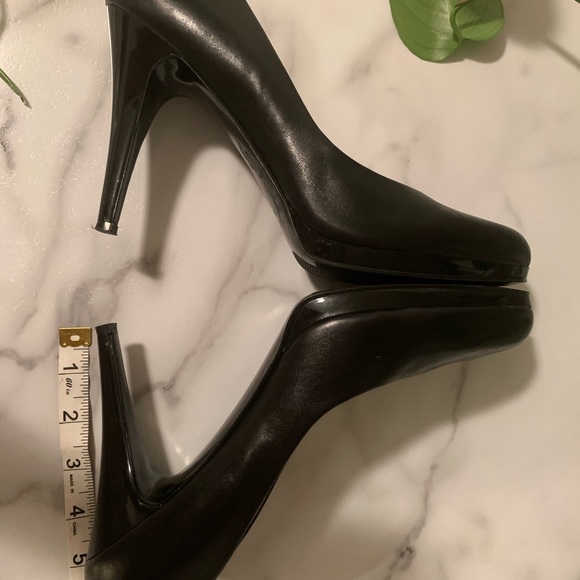 Nine West Platform Pump - Picture 2 of 6